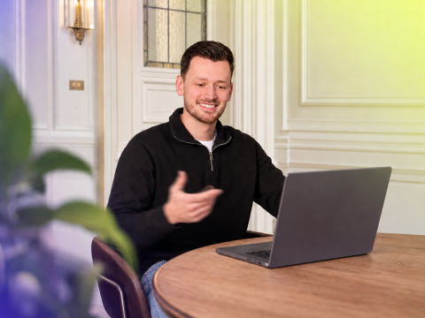 Juul achter laptop